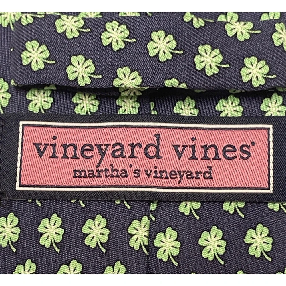 Vineyard Vines Martha's Vineyard 100% Silk Mens Neck Tie Navy 4 Leaf Clover - Picture 3 of 8